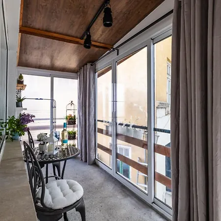 Cozy In Center Apartment